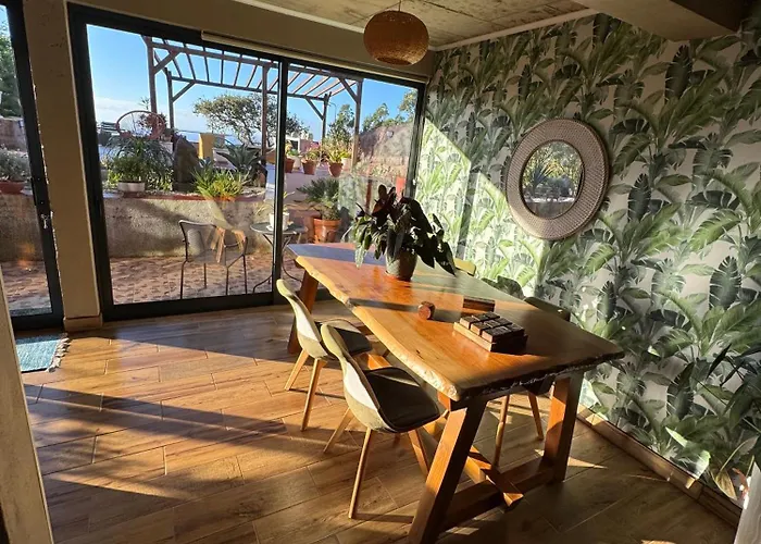 Victoria Ocean View Lodge *